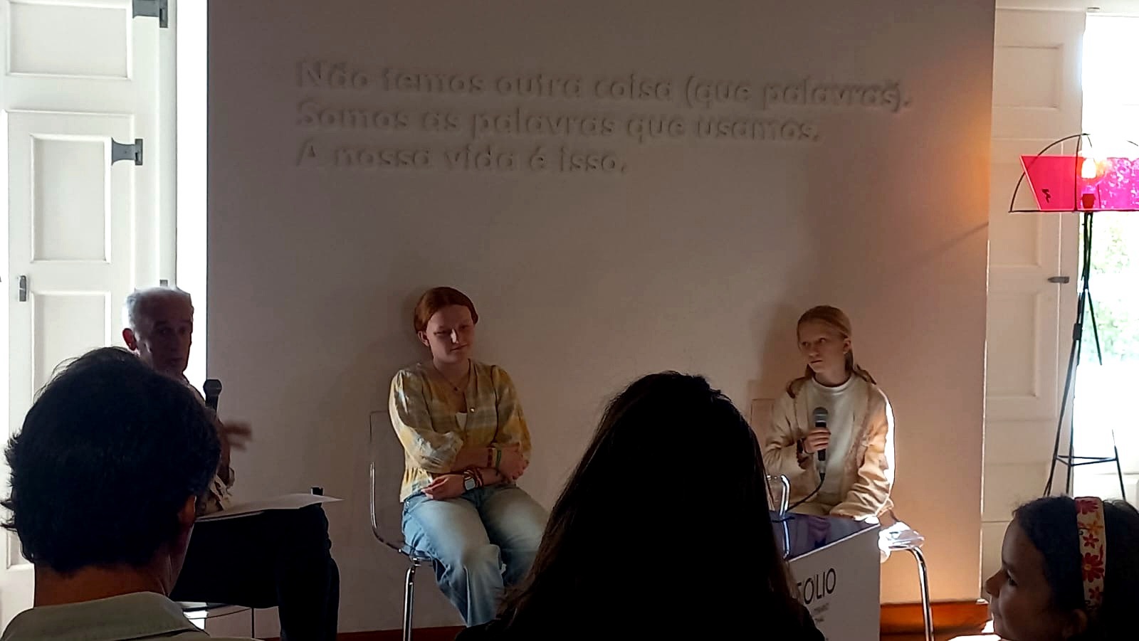 ALUNA DA DESENHOS DO BRUNO – ACADEMIA ILUSTRA LIVRO SOBRE O BISAVÔ MANUEL DOS SANTOS, APRESENTADO NO FÓLIO, EM ÓBIDOS